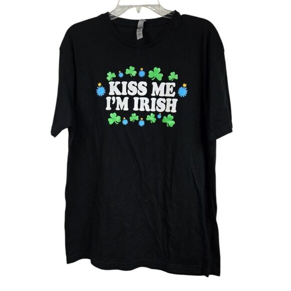 Kiss Me I'm Irish ☘️ Shamrock Tee St Patrick's Day Black Clover T-Shirt Unisex - Picture 1 of 6
